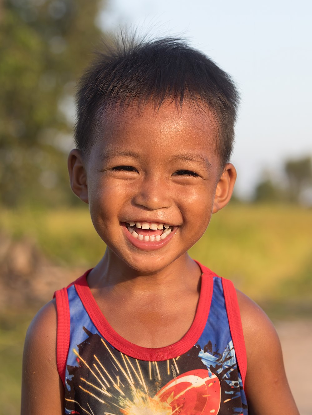 Garçon riant à l'heure dorée à Don Det Laos