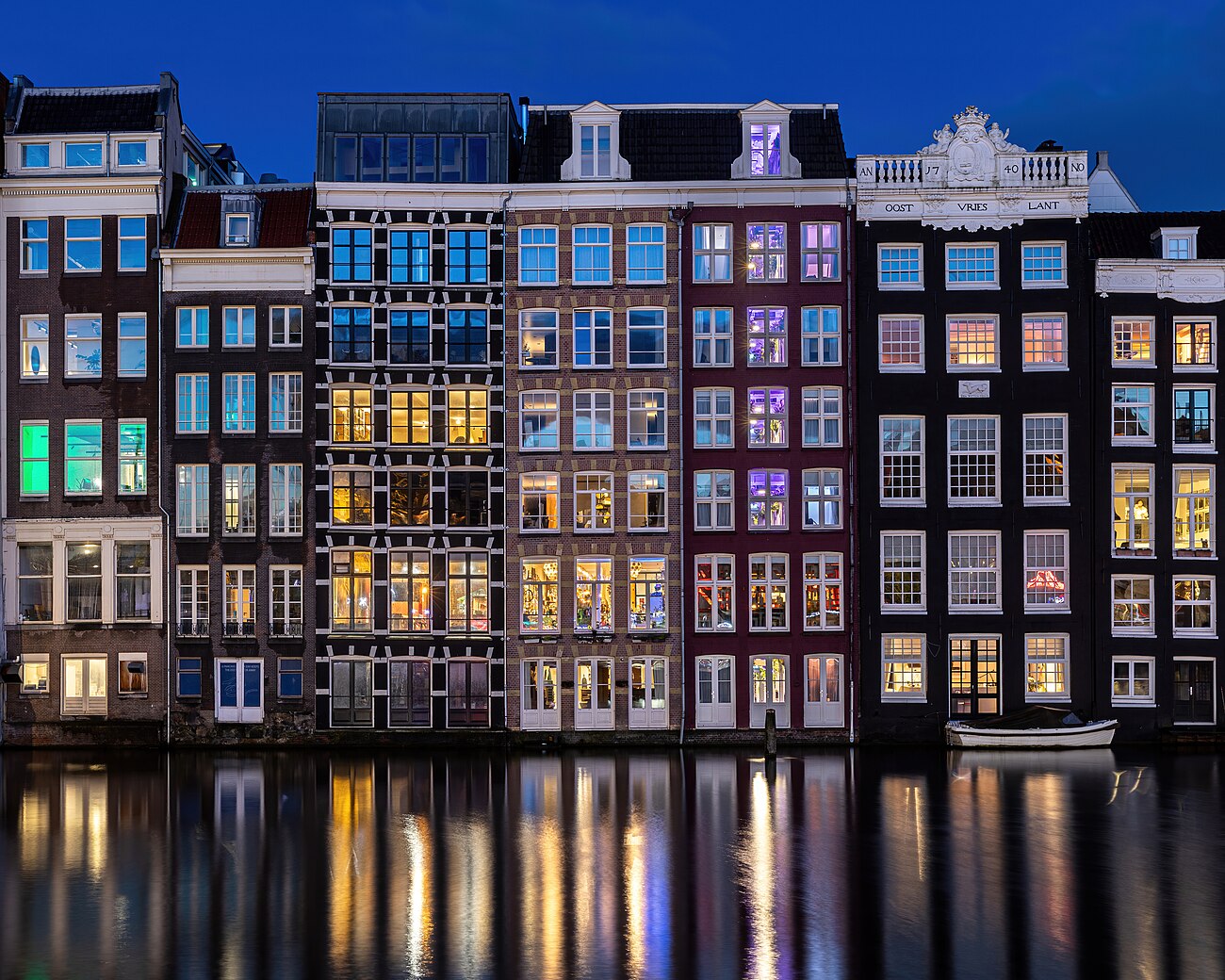  Maisons de canal colores  l'heure bleue  Amsterdam, aux Pays-Bas.