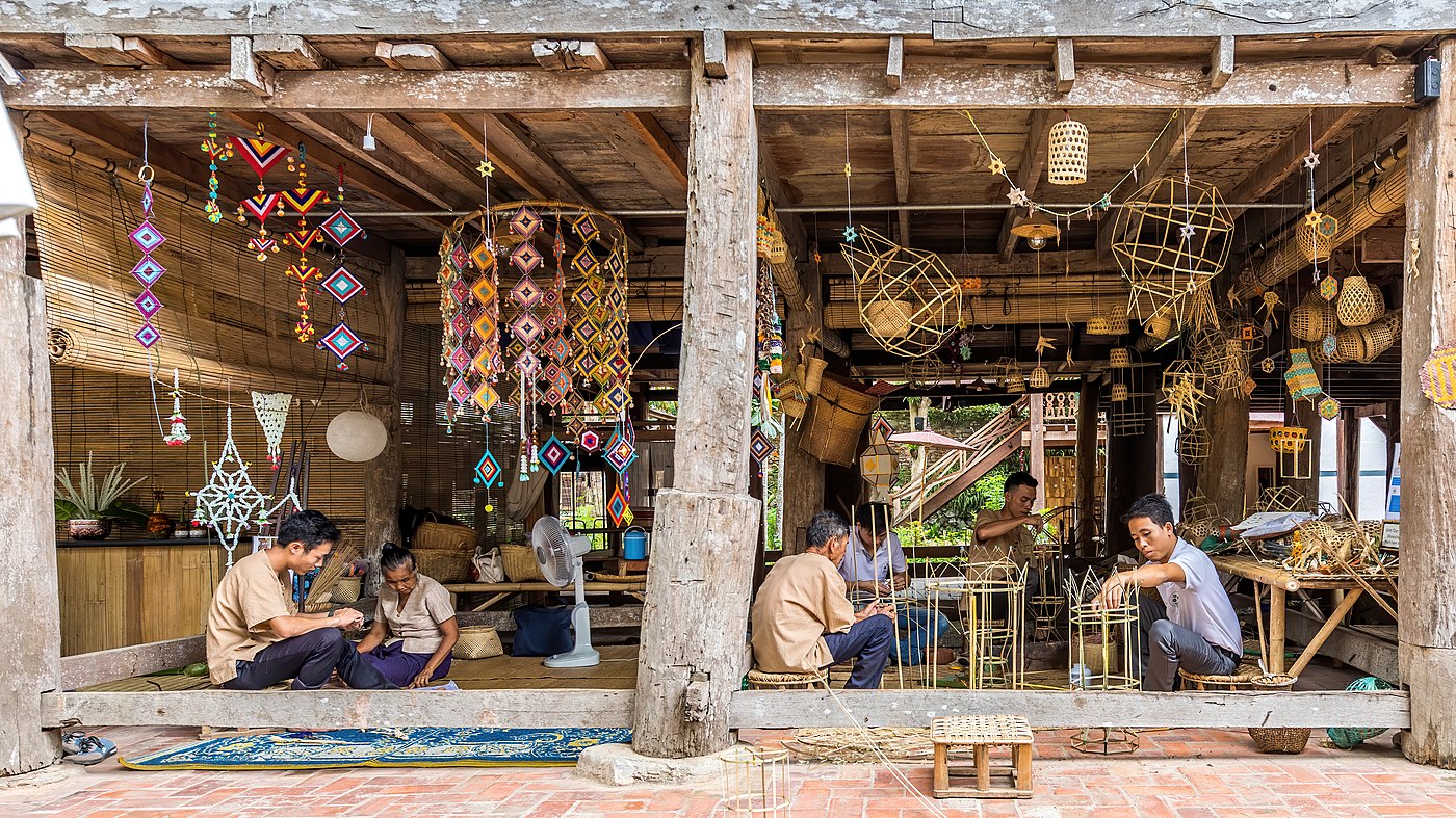 Artisans au travail fabricants de mobilier en osier Heuan Chan Luang Prabang