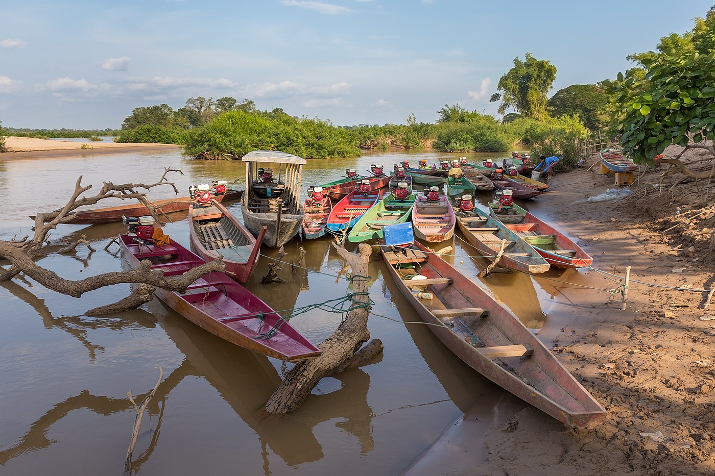 Groupe de pirogues au coucher du soleil sur la berge du Mekong