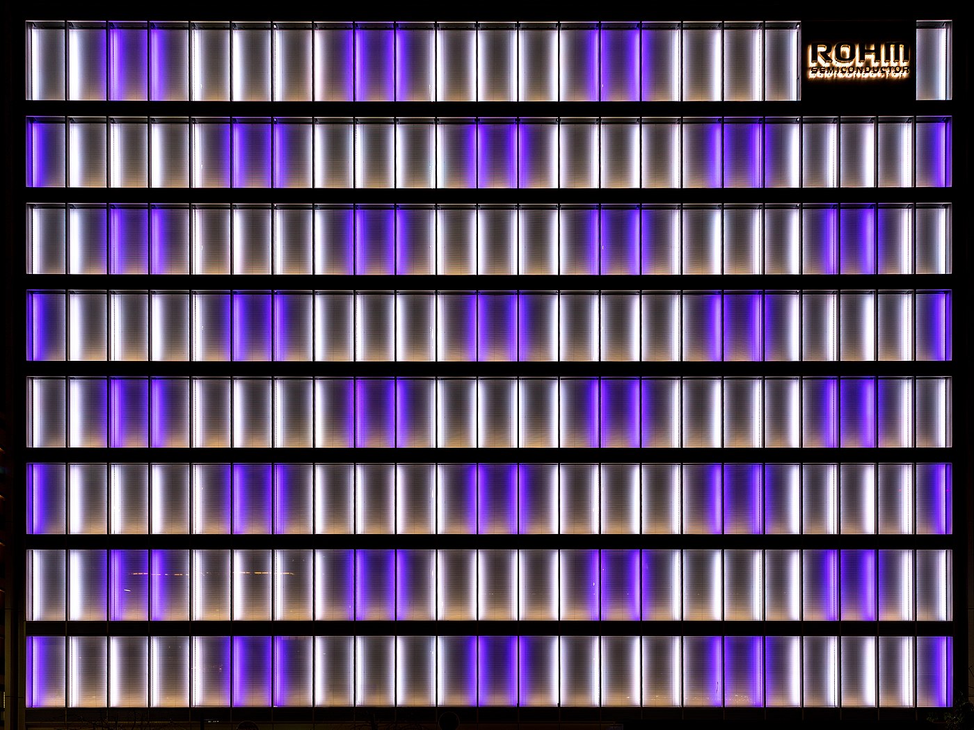 façade éclairée blanche et violette immeuble Rohm Semiconductor Kyoto, Japon