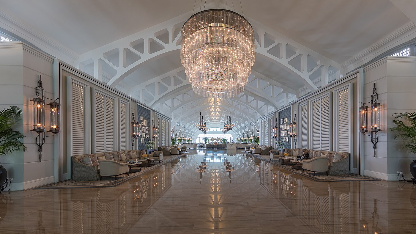 Vue symétrique du spacieux hall salon avec sofas hôtel The Fullerton Bay, Singapour