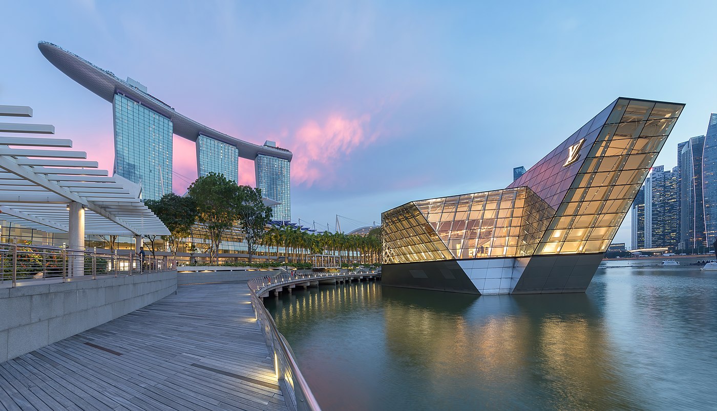 Panoramique de l'hôtel Marina Bay Sands et bâtiment éclairé Louis Vuitton Singapour