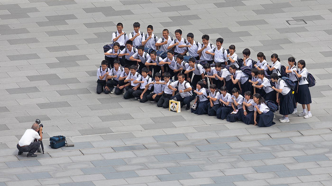Photographe photographiant un groupe d'étudiants à Tokyo