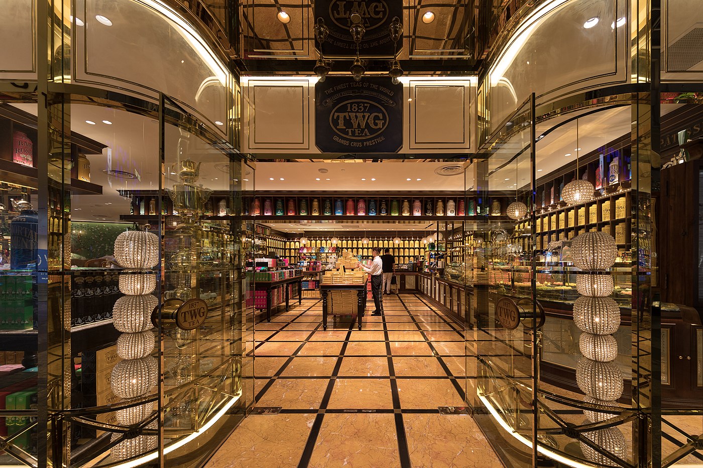 Entrée, vitrine et intérieur boutique de thé TWG Marina Bay Sands, Singapour