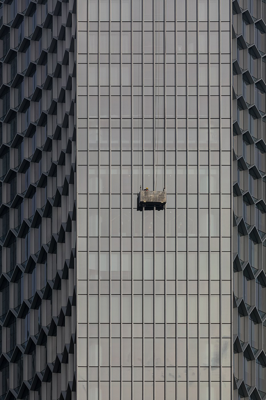 Nacelle ascenseur de façade le long des vitres de l'hôtel Andaz de Singapour